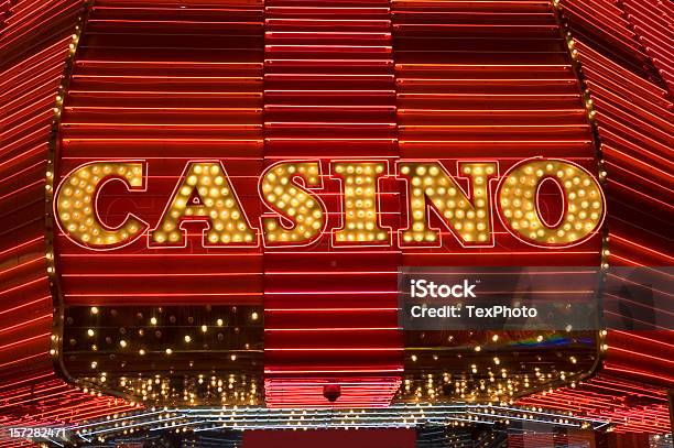 Mesa de Blackjack VIP com cartas e fichas